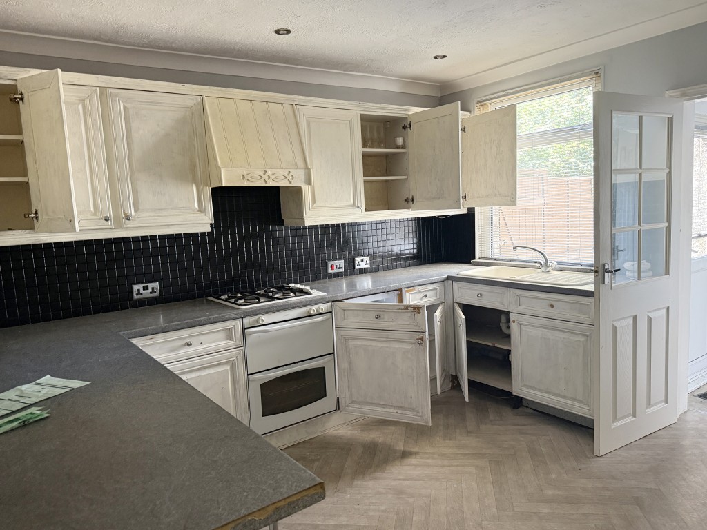 Lot: 5 - END-TERRACE HOUSE IN NEED OF IMPROVEMENT - Kitchen in House in need of refurbishment